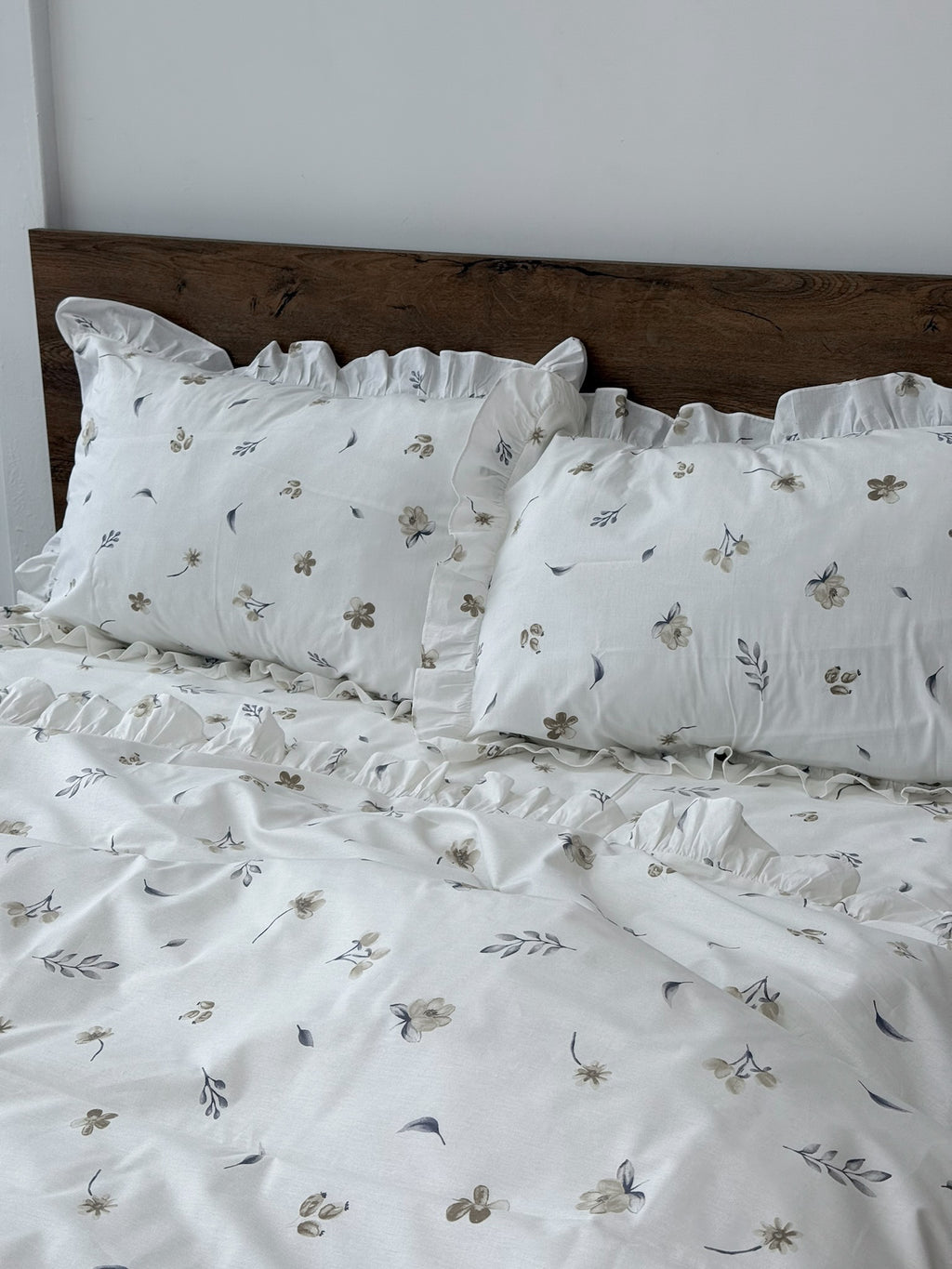 White Cotton Ranforce Floral Ruffle Bedding Set