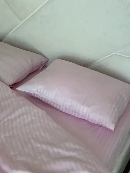 Pudrowy komplet pościeli ze stripe satyny